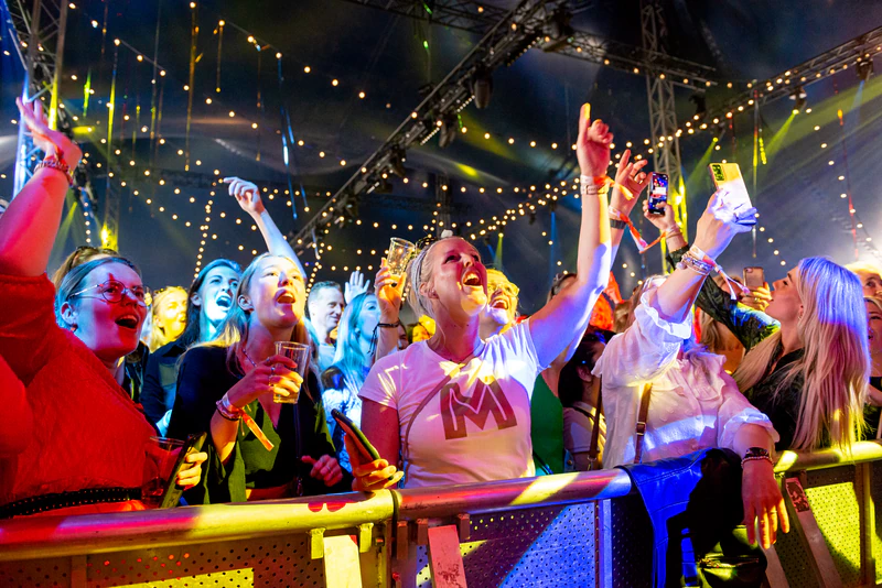 Zingend publiek in de circustent op het Noordwestival van Noordwest Ziekenhuisgroep