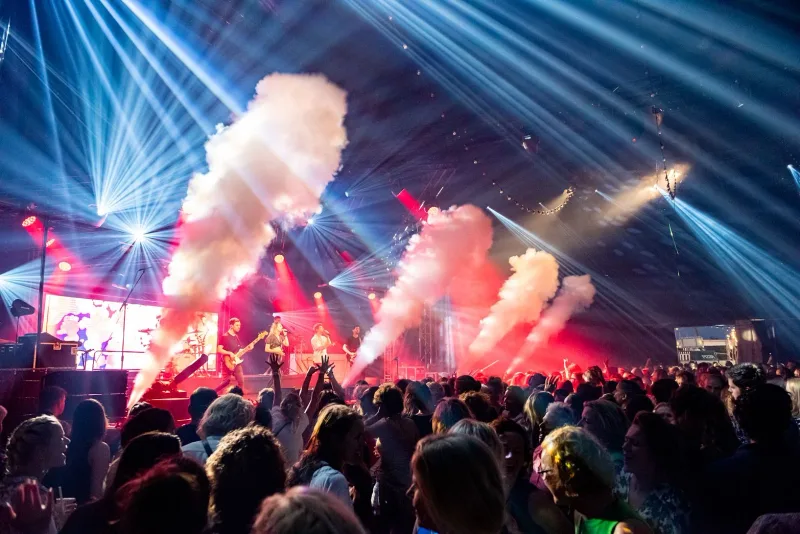Volle festivaltent met duizenden gasten tijdens het personeelsfeest van Noordwest Ziekenhuisgroep