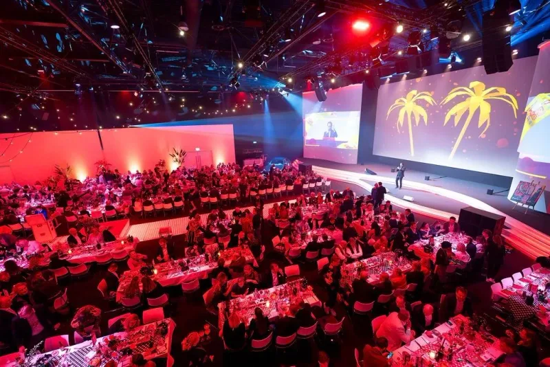 Grootschalig sit-down diner in een thematisch aangeklede zaal