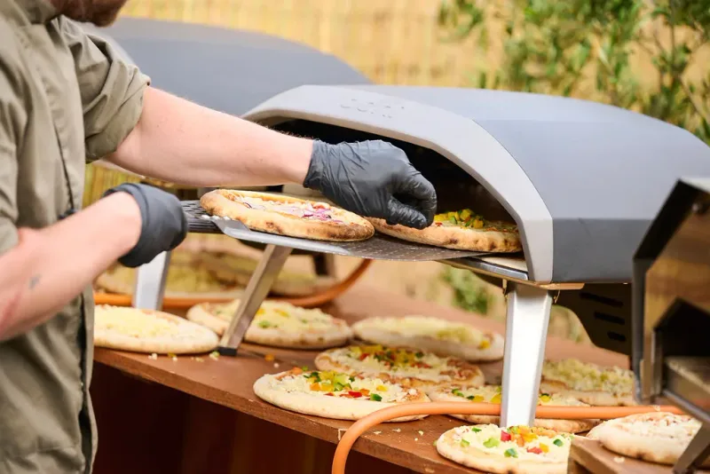 Live cooking: pizza's uit de oven op het festivalterrein