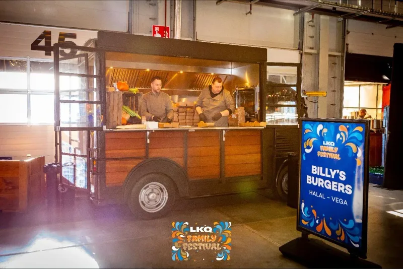Foodtruck met halal- en vega-aanbod op een bedrijfsevent
