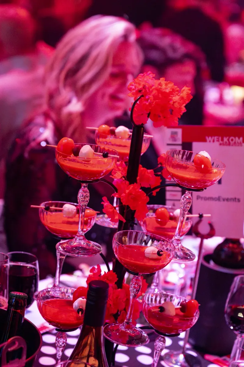 Signature cocktails op een presentatietoren