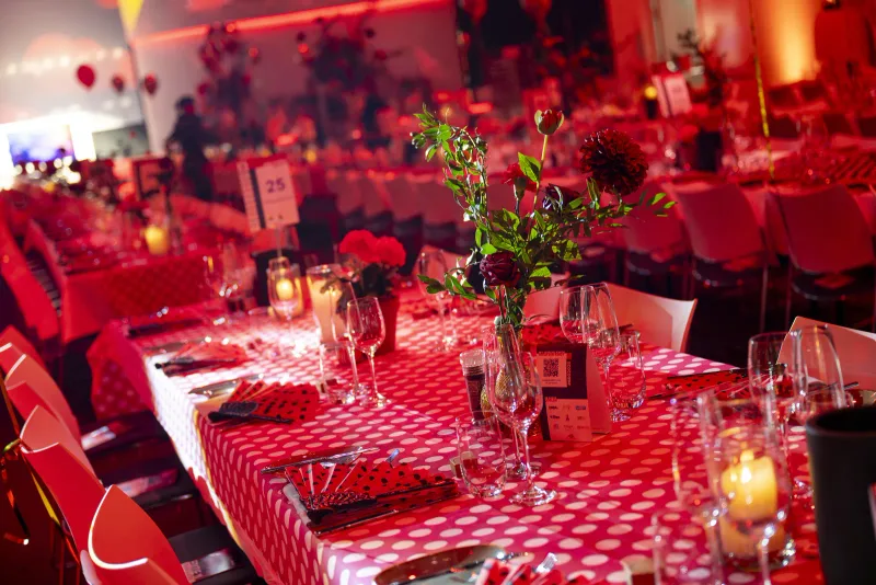 Thematisch gedekte dinertafel