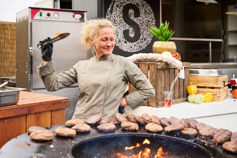 Live BBQ-grill met kok op een bedrijfsfestival