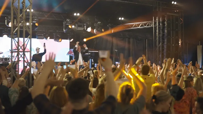 Laurens Festival in de avond, gasten voor het hoofdpodium