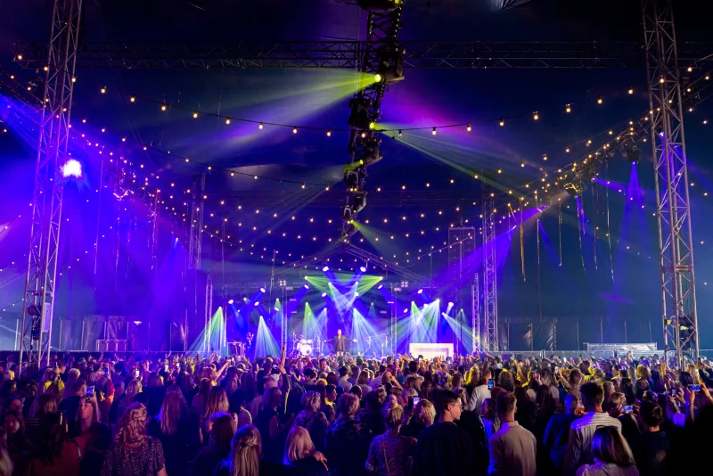 Noordwestival van Noordwest Ziekenhuisgroep, feesttent vol personeel
