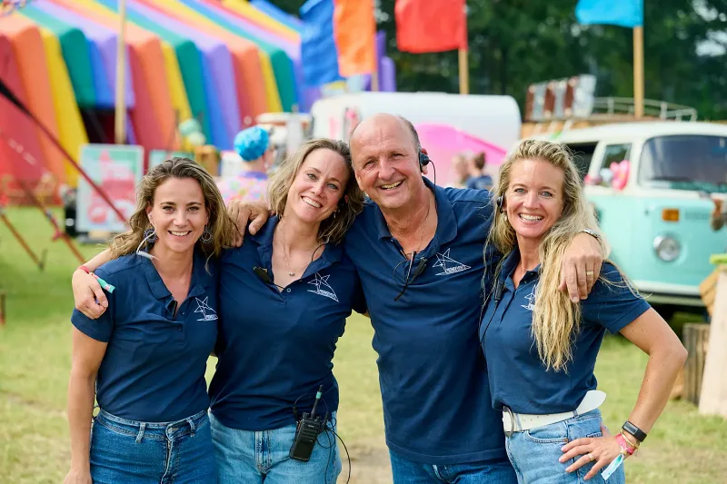 Het hele team van PromoEvents samen op de eventvloer