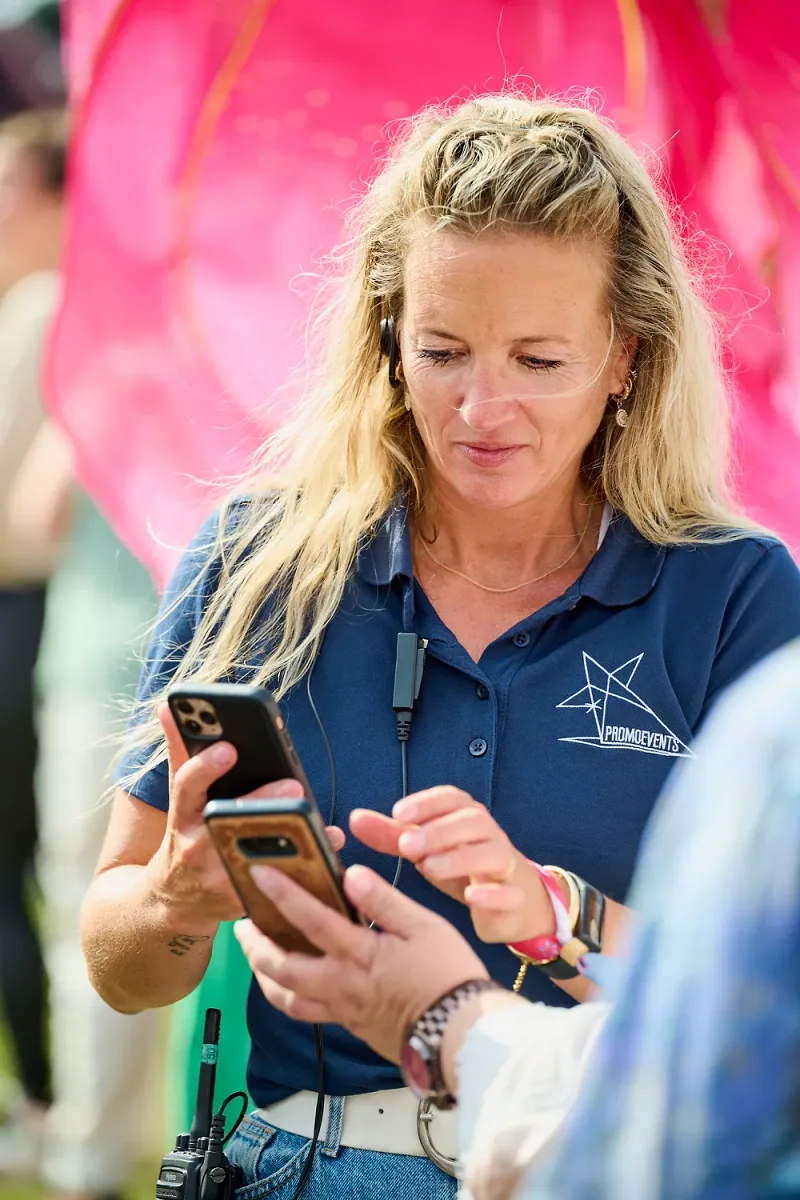Maaike van der Landen - Kaandorp, office manager van PromoEvents, op locatie tijdens een evenement