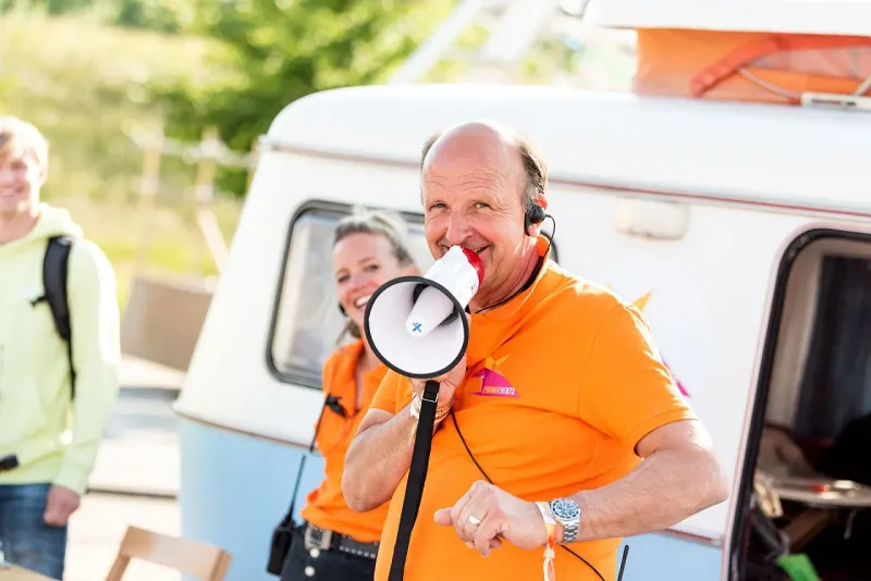 Martijn Veen, eigenaar en directeur van PromoEvents, met megafoon op het eventterrein